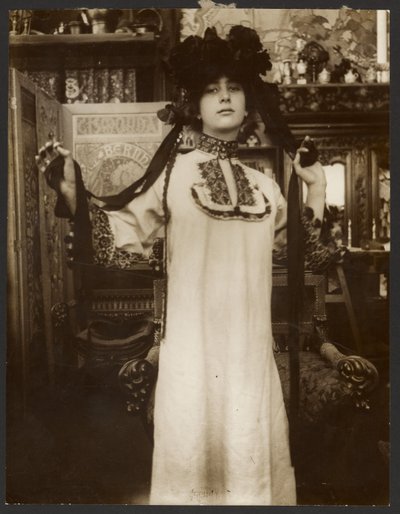 [白い長いローブとリボンのついた帽子の女性モデル、パリ]. 作： Alphonse Maria Mucha