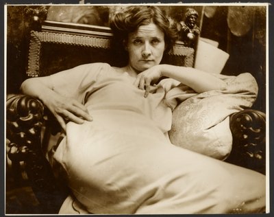 [肘掛け椅子の女性モデル、パリ]。 作： Alphonse Maria Mucha