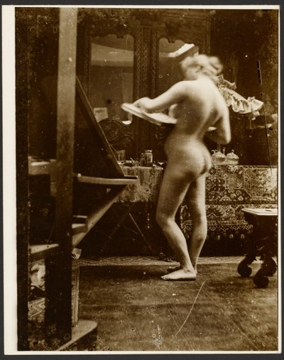 [スケッチブックを抱えてスタジオに立つ女性ヌードモデル]。 作： Alphonse Maria Mucha