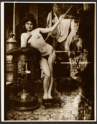 [槍を持つ女性ヌード、パリ]。 作： Alphonse Maria Mucha