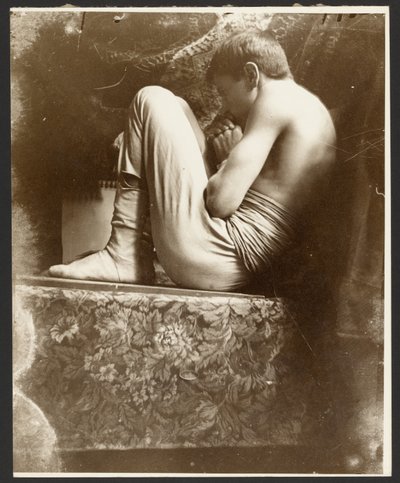 [胎児の姿勢の男性モデル、パリ]。 作： Alphonse Maria Mucha
