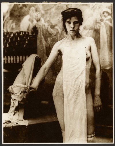 [布をまとったヌード女性モデル]。 作： Alphonse Maria Mucha