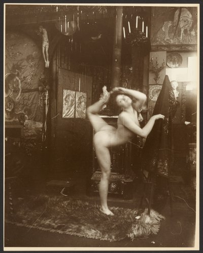 [バレリーナとしてのヌード女性モデル、パリ]。 作： Alphonse Maria Mucha