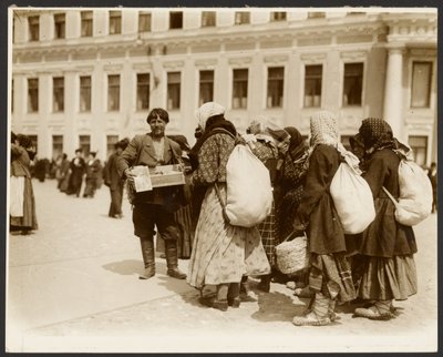 [絵画『ロシアにおける農奴制の廃止』（1914年）に使用されたロシア研修旅行の写真（『スラヴの叙事詩』（モスクワ）より）。 作： Alphonse Maria Mucha