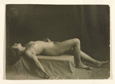 [リクライニング・ヌード］ 作： Alphonse Maria Mucha