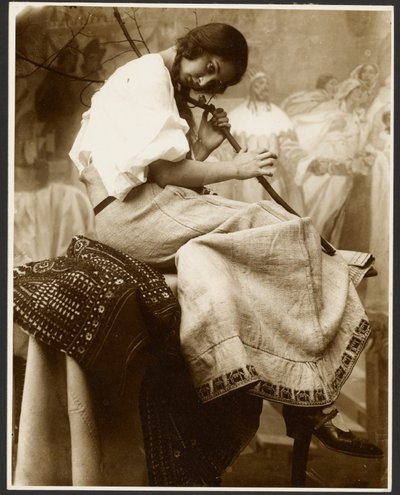 [木の枝を持つ座った女性モデル］ 作： Alphonse Maria Mucha
