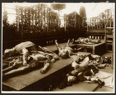 [死んだふりをする鎧に身を包んだ古代の戦士に扮した6人の男性モデル]。 作： Alphonse Maria Mucha