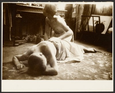 [スタジオの床に2人のセミヌード］ 作： Alphonse Maria Mucha