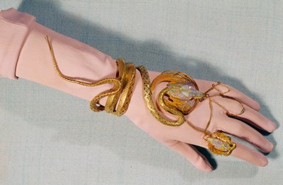 サラ・ベルナール（1844-1923）と呼ばれるコメディアン、アンリエット・ロジーヌ・ベルナールのブレスレットとリング。監督はフーケ・ミショ。19世紀個人蔵 作： Alphonse Mucha