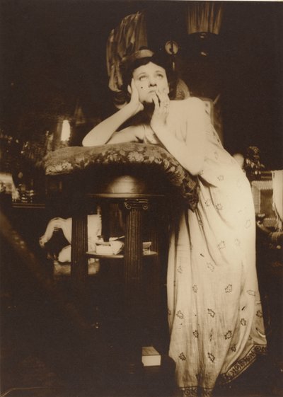 ティアラを身に着けた女性モデル、パリ、1899年（セピア色のゼラチンシルバープリント） 作： Alphonse Mucha