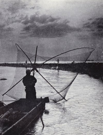 網を引く日本の漁師（モノクロ写真 作： American Photographer (after)