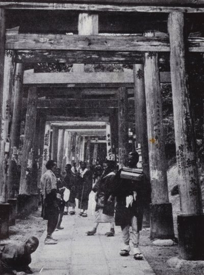 稲荷神社へのアプローチ（モノクロ写真 作： American Photographer (after)
