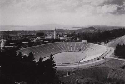 カリフォルニア州バークレー、カリフォルニア大学のメモリアル・スタジアム、75,000人収容（モノクロ写真 作： American Photographer (after)