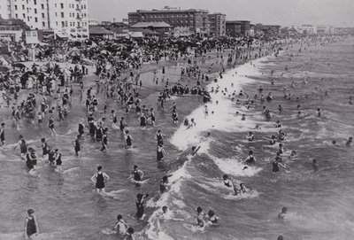 カリフォルニア。ロサンゼルス近郊で一年中人気のあるビーチリゾート、ベニス（モノクロ写真 作： American Photographer (after)