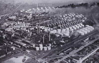 シカゴ空から見た隣の製油所（モノクロ写真 作： American Photographer (after)
