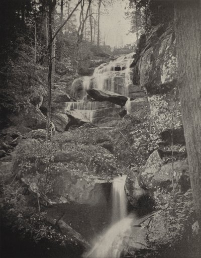 ノースカロライナ州フォールクリークカスケード（モノクロ写真 作： American Photographer (after)