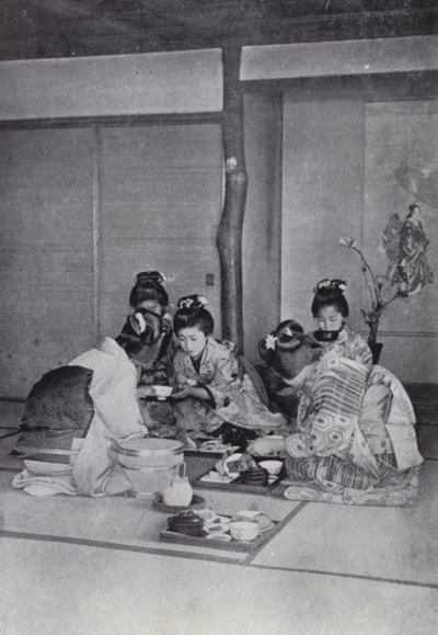 茶店で食事をする芸者さんたち（モノクロ写真 作： American Photographer (after)