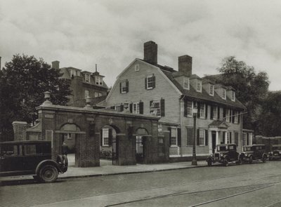 ハーバード大学ワズワース・ハウスの1857年クラスの門（モノクロ写真 作： American Photographer (after)