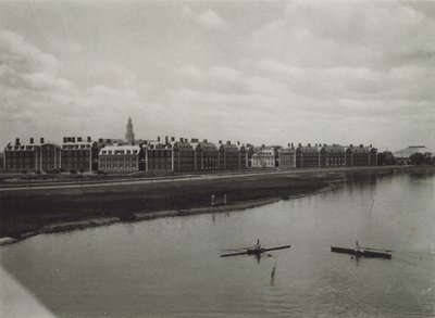 ハーバード大学チャールズ・リバーから見た経営管理大学院（モノクロ写真 作： American Photographer (after)