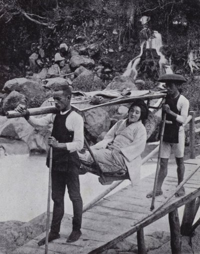 日光の近くで大谷川を渡る日本女性（モノクロ写真 作： American Photographer (after)