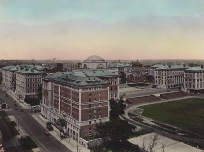 New York:コロンビア大学、アムステルダム・アベニューと西110丁目（写真 作： American Photographer (after)