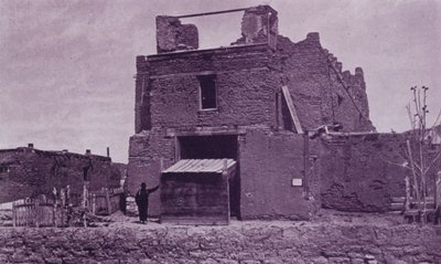 1550年にアドビで建てられたサンミゲル旧教会（ニューメキシコ州サンタフェ）（モノクロ写真 作： American Photographer (after)