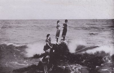 メイン州のオールドオーチャードビーチ。Googins Rocksでのサーフィン（モノクロ写真 作： American Photographer (after)