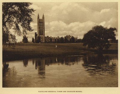 プリンストン大学（Princeton University）。クリーブランド・メモリアル・タワーと大学院(白黒写真) 作： American Photographer (after)