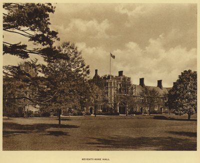 プリンストン大学（Princeton University）。セブンティナインホール（モノクロ写真 作： American Photographer (after)
