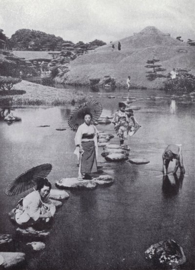 熊港の小さな湖にある飛び石（モノクロ写真 作： American Photographer (after)
