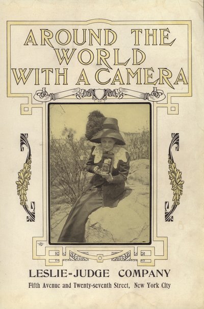 カメラで世界一周」のタイトルイラスト（モノクロ写真 作： American Photographer (after)