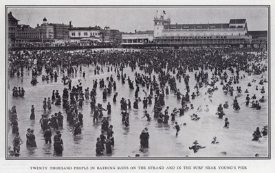 水着を着た2万人の人々がヤング・ピア近くの海岸や波打ち際に集まってくる（モノクロ写真 作： American Photographer (after)