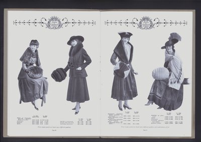 ファーファッション・シアター」の見開き2ページ（モノクロ写真 作： American Photographer (after)
