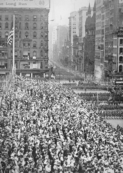 アメリカ軍の師団が、フランスでの訓練に向けてニューヨークをパレードしています。 作： American Photographer