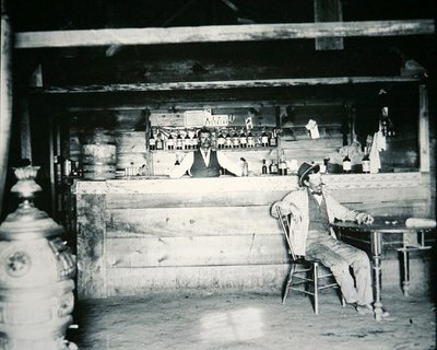 ワイオミング州アルバニー郡のサルーン（1890年頃）（モノクロ写真 作： American Photographer