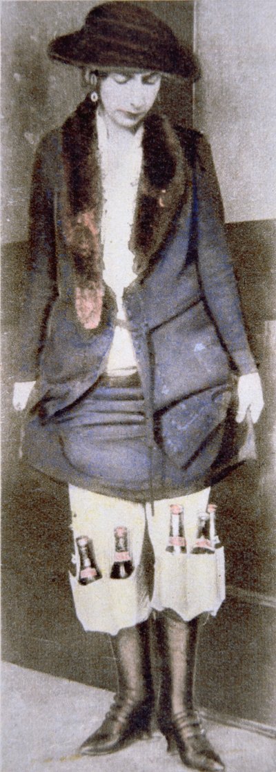 アメリカの禁酒法時代（1920～33年）に、違法なビール瓶をスカートの下に下着の専用ポケットで隠していた女性（カラー写真 作： American Photographer