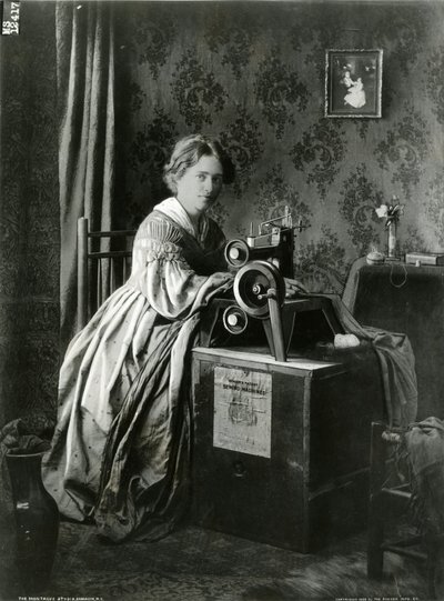 歌手特許ミシンの広告、1899年 作： American Photographer