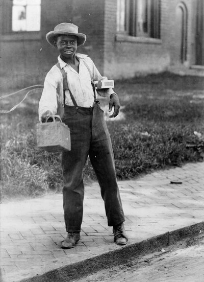 アフリカ系アメリカ人の靴磨き少年（1899年頃）（モノクロ写真 作： American Photographer