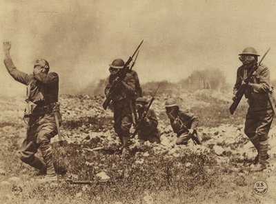 第一次世界大戦下のアメリカ：ガスマスクの携帯と着用に関する軍の命令に従わせるため、ガス攻撃による危険性をあらゆる手段で兵士に印象づけた（モノクロ写真）。 作： アメリカの写真家