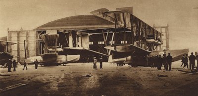 第一次世界大戦のアメリカ：大西洋横断飛行に備えた格納庫前のNC-3とNC-4（モノクロ写真） 作： アメリカの写真家