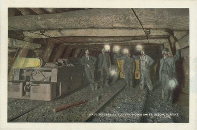 アメリカの炭鉱：地表から1000フィート下を電気モーターで運搬する（カラー写真） 作： アメリカの写真家