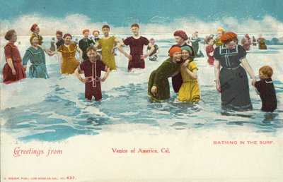 波打ち際で水浴び（カラー写真） 作： American Photographer