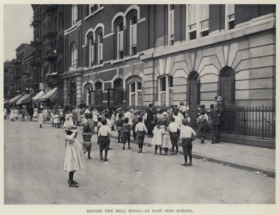 ベルが鳴る前、イーストサイドの学校（モノクロ写真 作： American Photographer