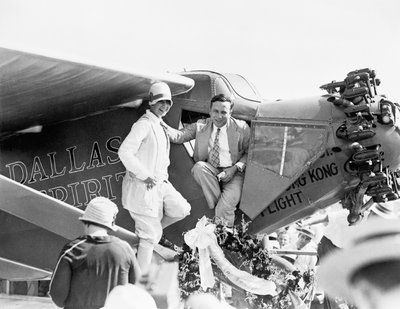 1927年8月6日、ラブフィールドでのダラススピリットの発表でのキャプテンとPアーウィン夫人 作： American Photographer