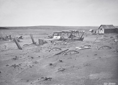 砂埃に埋もれた車や農機具（サウスダコタ州ダラス 作： American Photographer