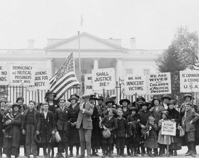 政治犯の釈放を大統領に訴えるホワイトハウスの子供たち、1922年（モノクロ写真 作： American Photographer