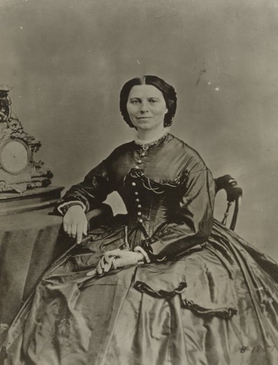 1865年頃のクララ・バートン（モノクロ写真 作： American Photographer