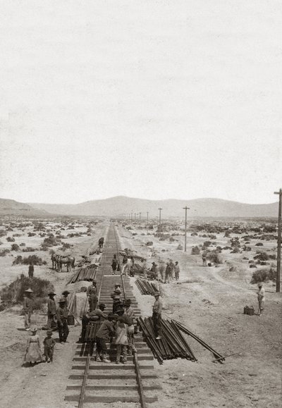セントラル・パシフィック鉄道の1869年の建設 - ネバダ州 - 北米初の大陸横断鉄道を建設するため、セントラル・パシフィック社の鉄道路線を建設する労働者たち。(セントラル・パシフィック鉄道会社) 作： American Photographer