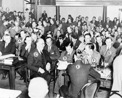 ニュージャージー州の裁判所がチャールズリンドバーグの赤ん坊の誘拐と死、1935年にブルーノリチャードハウプトマン（右端）の裁判を開始 作： American Photographer