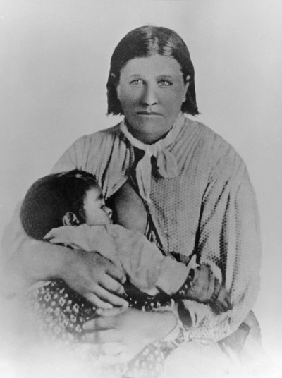 シンシア・アン・パーカーと娘のプラリ・フラワー（1861年頃）（モノクロ写真 作： American Photographer
